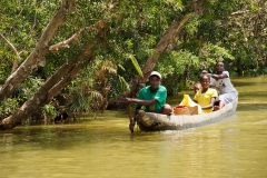 Family-in-canoe-1a